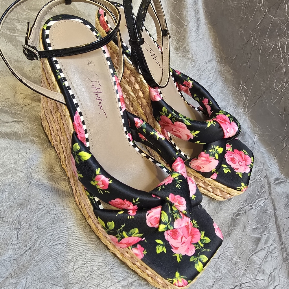 ●$30●TODAY ONLY!! Betsey Johnson Black and Pink Wedge Shoes - Picture 15 of 16